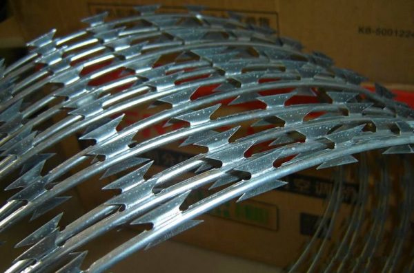 Galvanized 730mm Razor wire/ electric fence installer in kenya